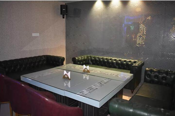 Lounge 104 of 130