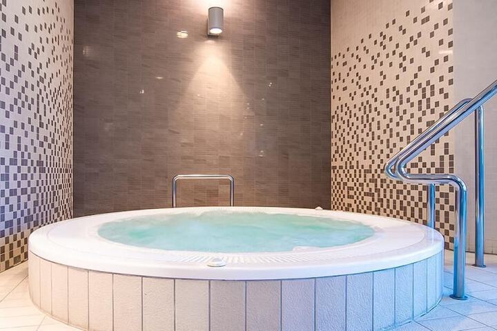 Hot Tub 15 of 34