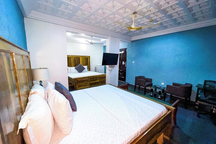 Room 4 of 9