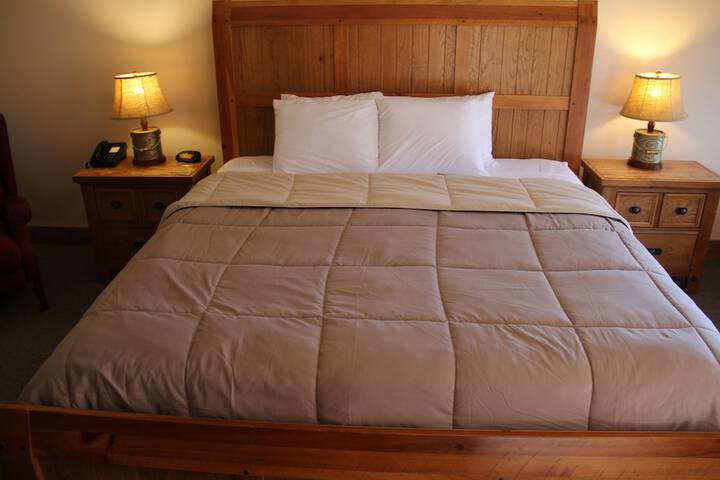 1 King Bed Lake View (8 of 14)