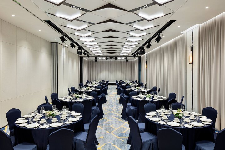 Ballroom/Hall 23 of 27