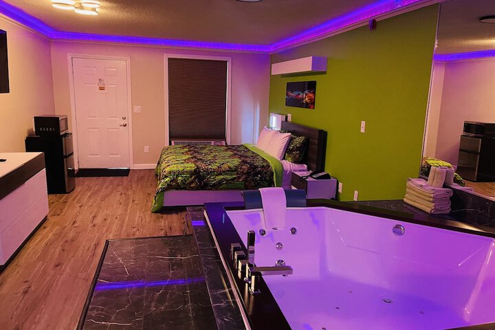 Deluxe Studio Suite 1 King Bed Private Bathroom (13 of 18)