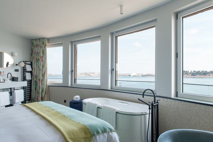 Room 52 of 106