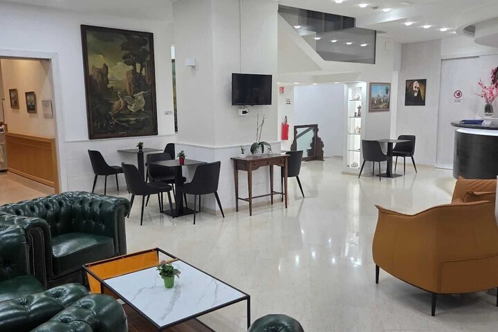 Room 17 of 28
