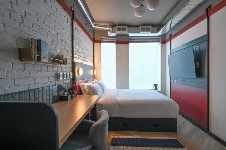 Room 9 of 40