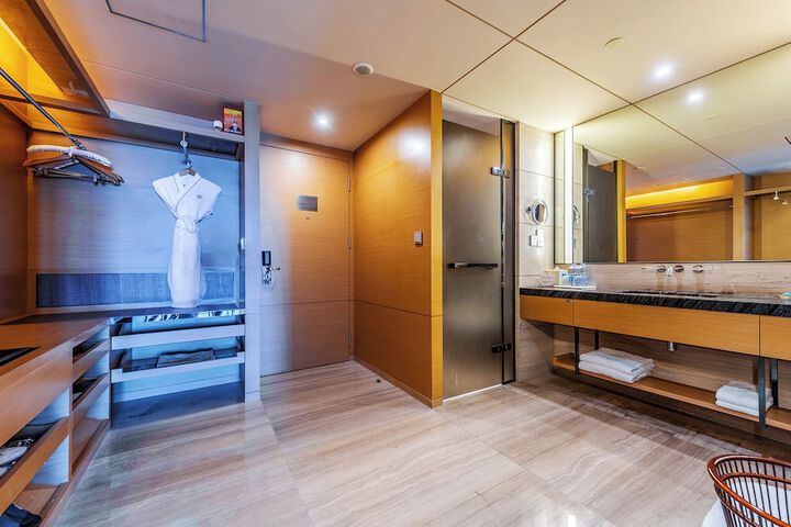 Room 6 of 43