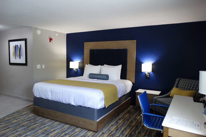 1 King Bed Microwave, Refrigerator High Speed Internet Accessible Full Breakfast (8 of 15)