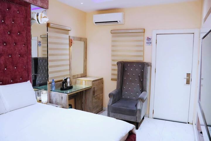 Room 8 of 25