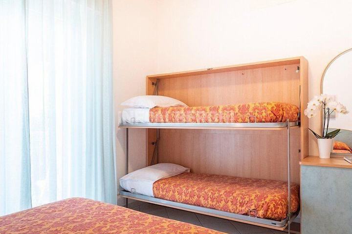Room 6 of 31