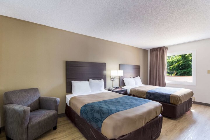 2 Double Beds (12 of 13)