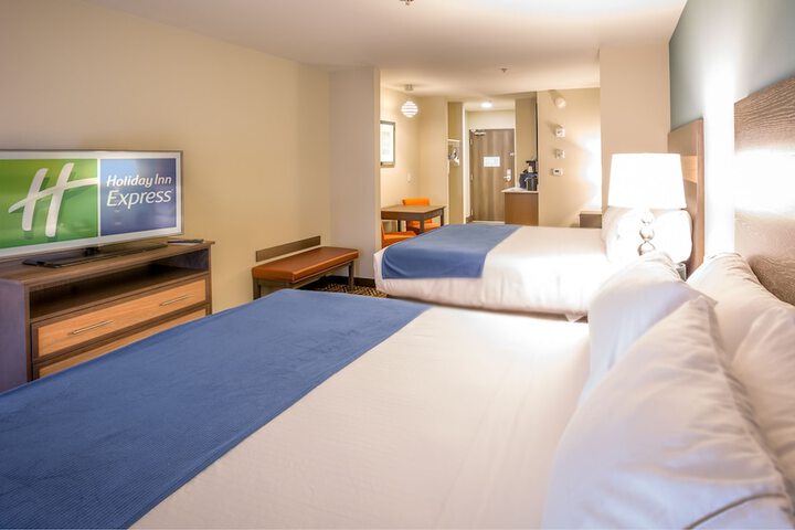 2 Queen Beds (5 of 12)