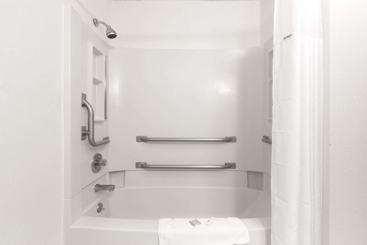 Room 26 of 34