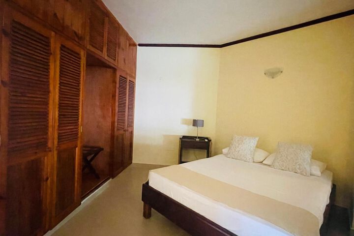 Room 10 of 32