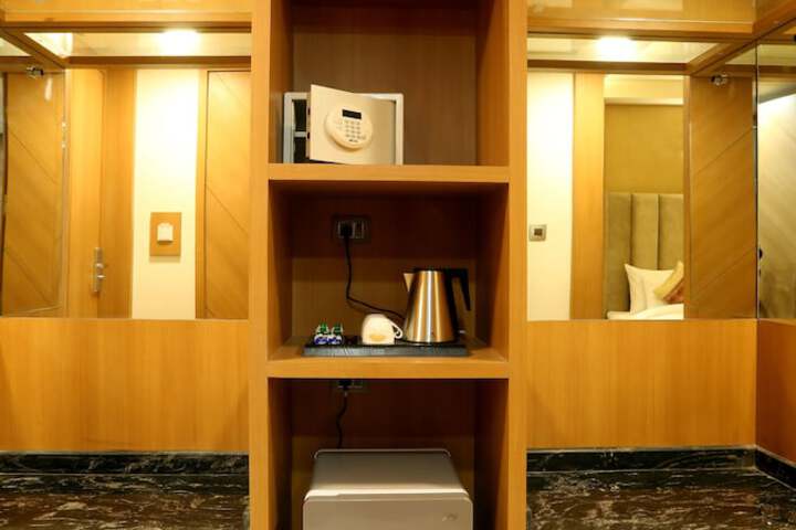 Room 8 of 12