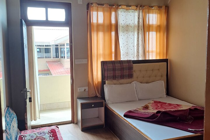 Room 4 of 12