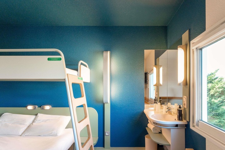 Room 8 of 34