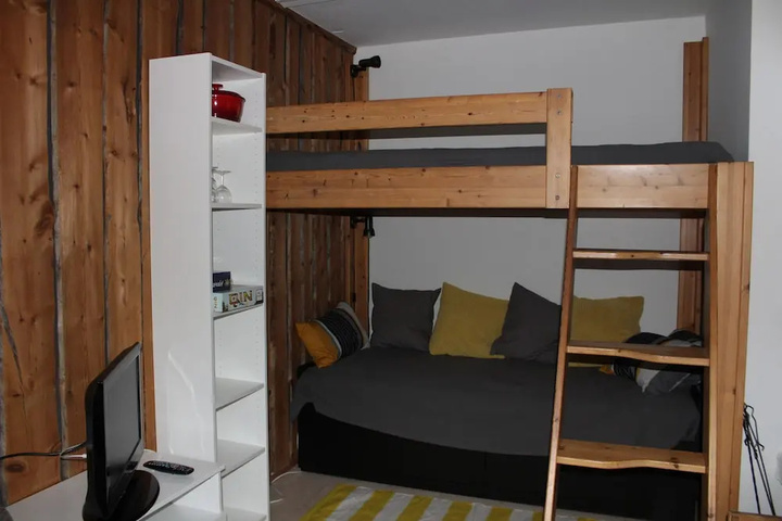 Room 2 of 8