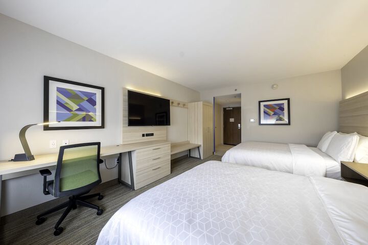 2 Queen Beds (3 of 9)