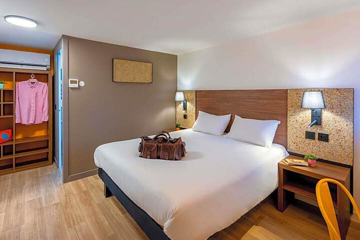 greet Hotel Chatellerault