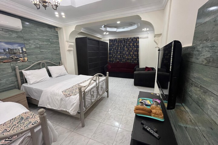 Room 5 of 114