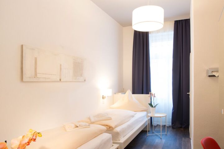 Room 9 of 32