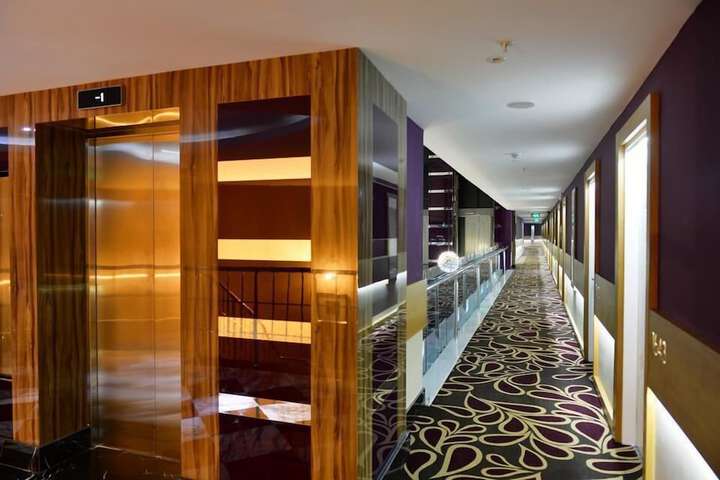 Ballroom/Hall 72 of 76