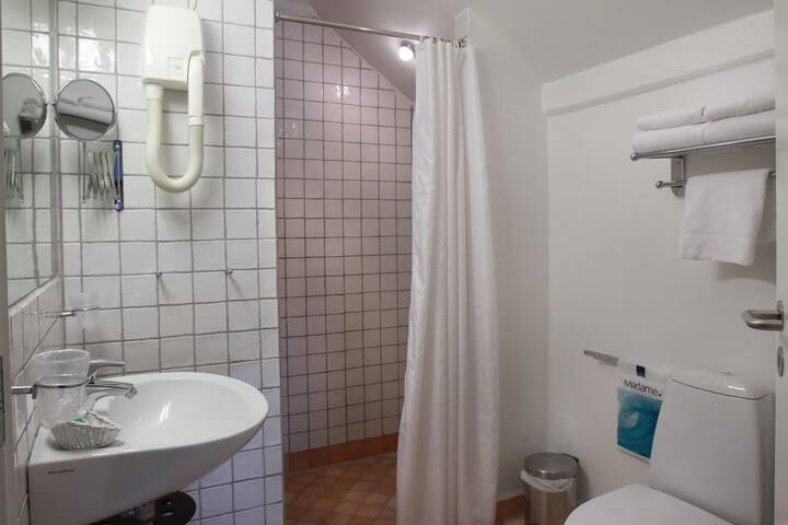 Room 45 of 76