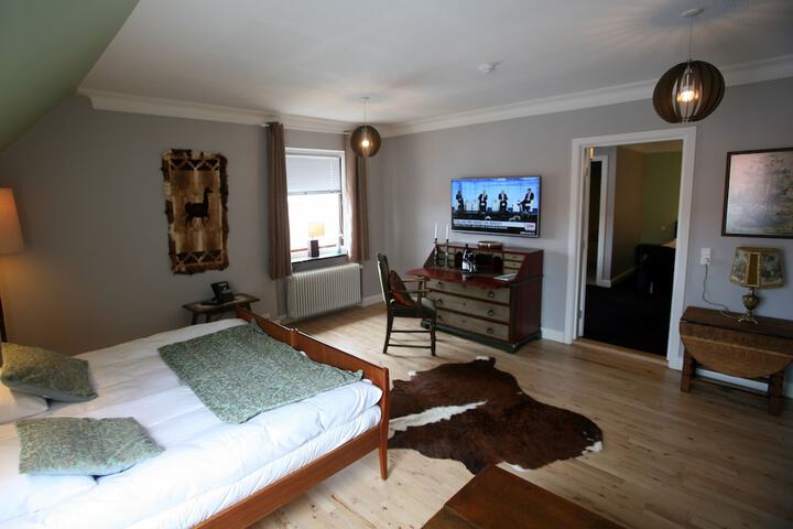 Room 3 of 83