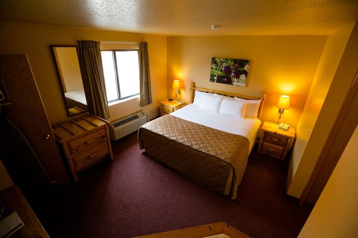 Queen Bed Accessible (3 of 16)