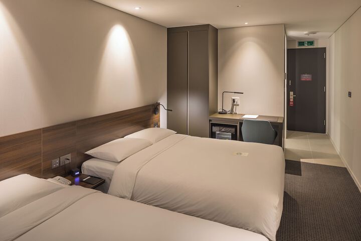 Room 28 of 60