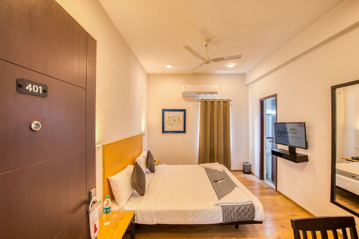 Room 6 of 18