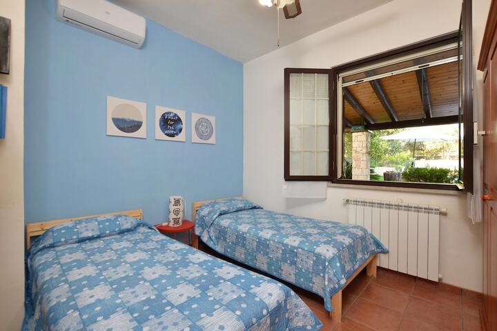Room 3 of 53