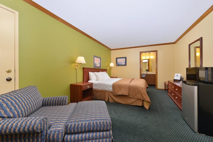 1 King Bed (5 of 6)