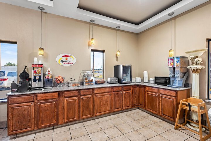 Breakfast/Coffee Service 24 of 32