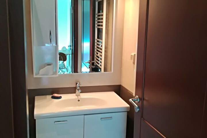 Room 13 of 16