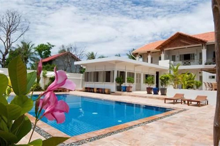 Hotel Pool