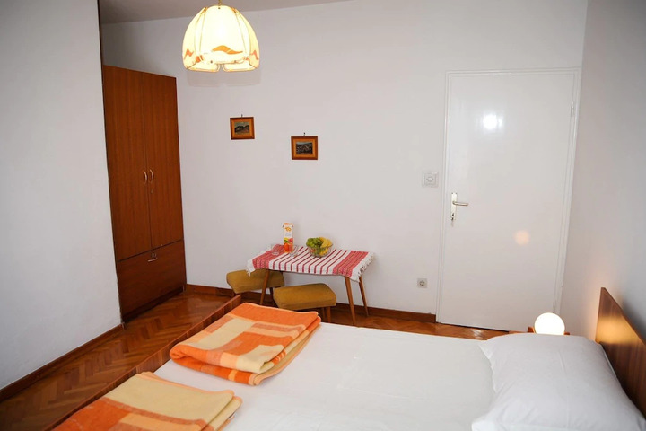 Room 4 of 7
