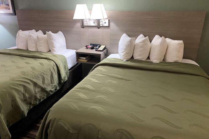 2 Queen Beds (6 of 6)