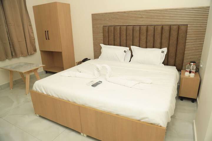 Room 13 of 34