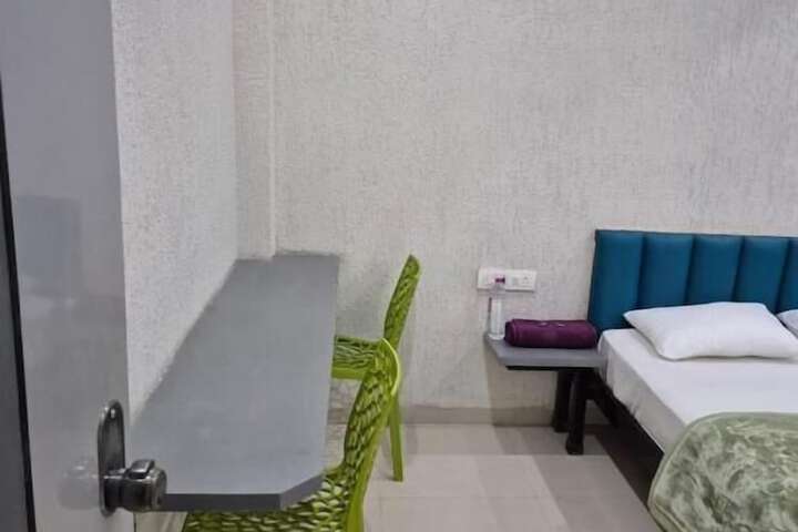 Room 10 of 32