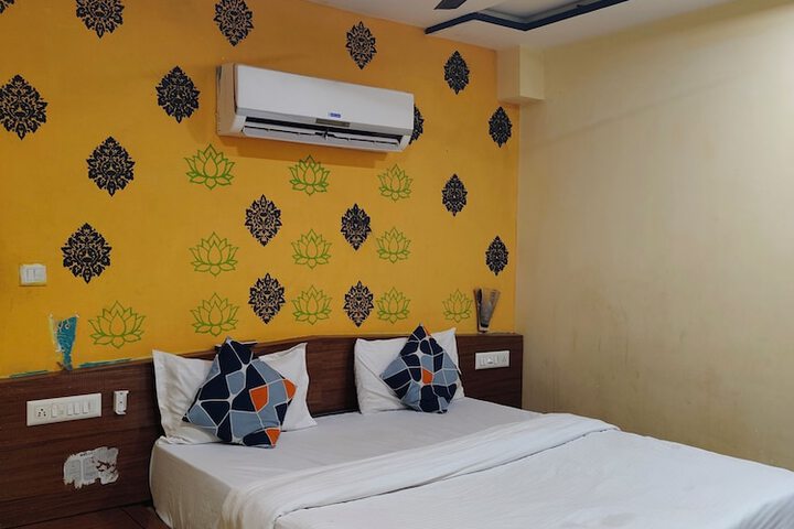 Room 7 of 12