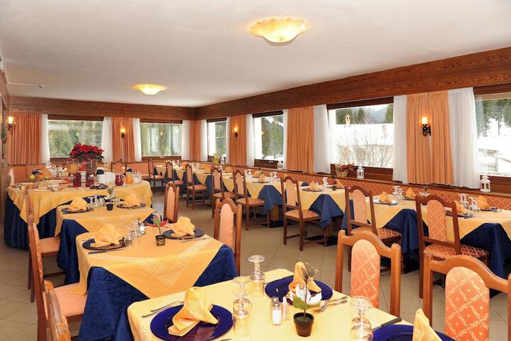 Dining 18 of 29