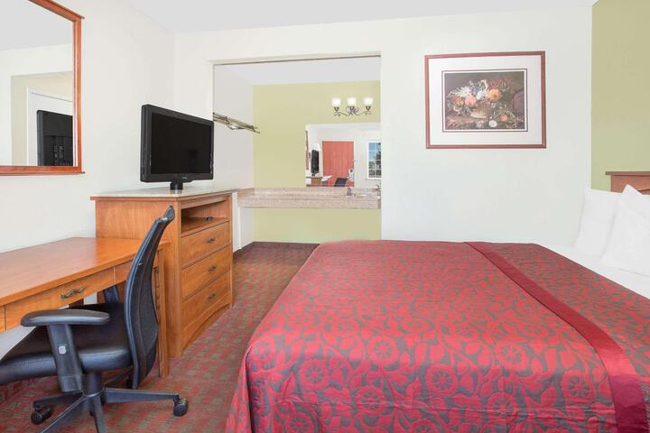 1 Queen Bed (18 of 21)