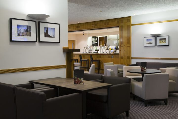 Lounge 36 of 61