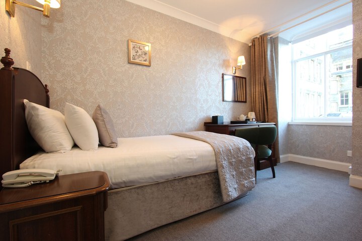 Room 6 of 232