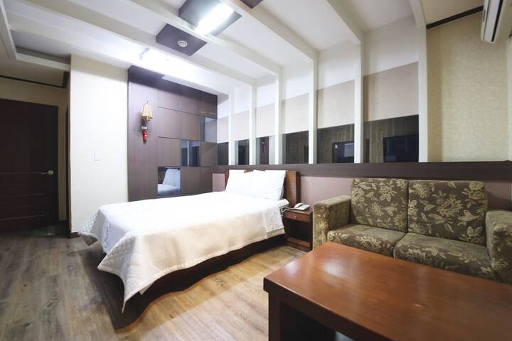Room 9 of 35
