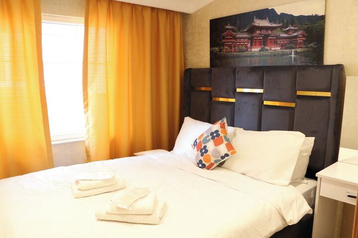 Room 4 of 7