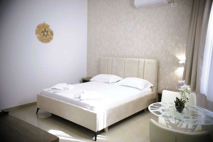 Room 3 of 68