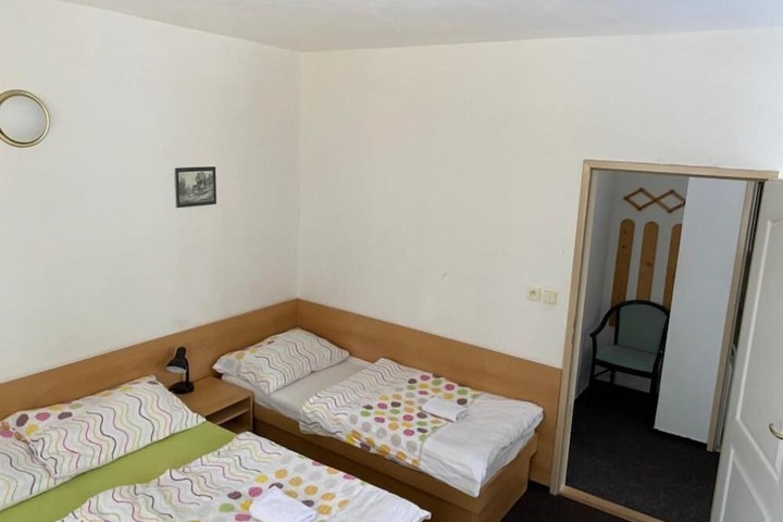Room 7 of 33