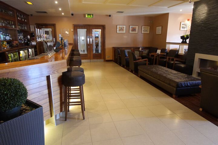 Lounge 76 of 95